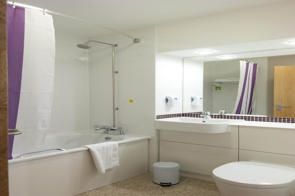 Premier Inn Swindon Central Exteriör bild