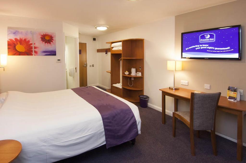 Premier Inn Swindon Central Exteriör bild