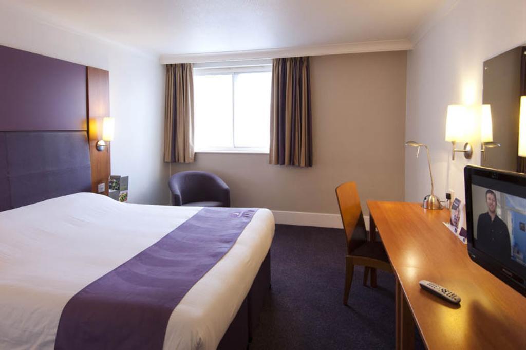 Premier Inn Swindon Central Exteriör bild