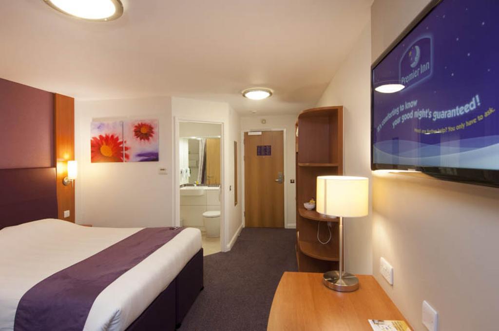 Premier Inn Swindon Central Exteriör bild